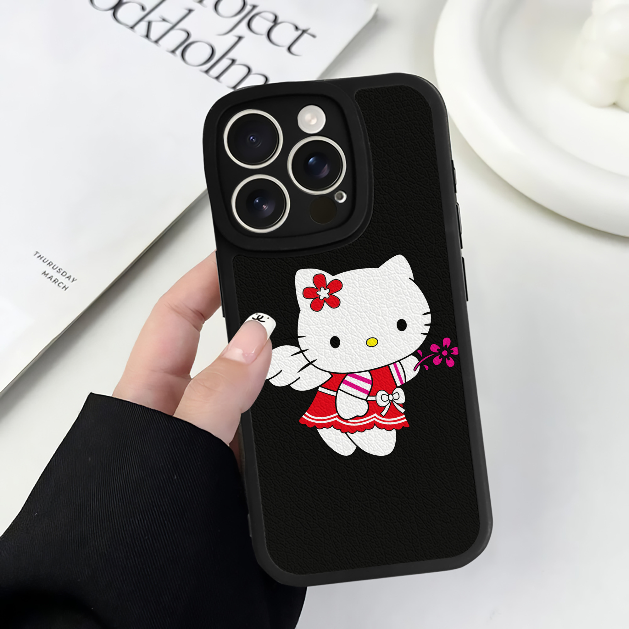 （画像用） Hello Kitty ハローキティ 【iPhone 16シリーズ対応】シリコンスマホケース（レザー調） 材質：シリコン